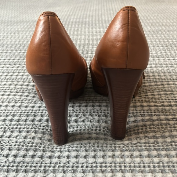 🆕 Michael Kors Leather Heel with Gold Buckle Toe - Picture 6 of 14